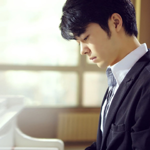 抱着欧洲美女大屁股狠狠操
